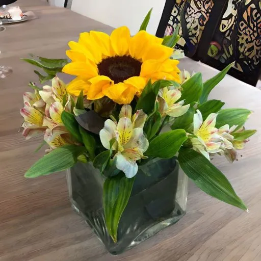 Centro de mesa con flores astromelias y girasol